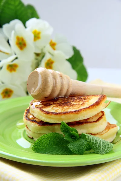 Traditional pancakes with honey and mint — Stock Photo, Image