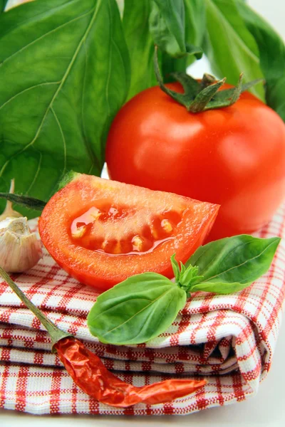 新鮮な完熟トマトとバジル — ストック写真