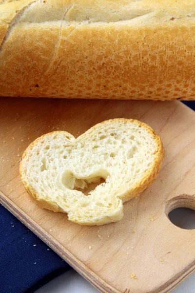 Φρέσκο κομμάτι ψωμί σε ένα σχήμα καρδιάς — Φωτογραφία Αρχείου