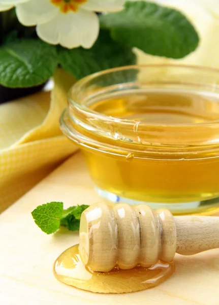 Čerstvý zlatý med v jar s dřevěnou lžící — Stock fotografie