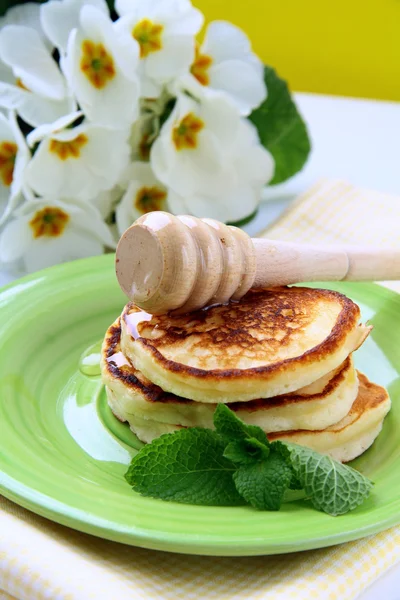 Traditional pancakes with honey and mint — Stock Photo, Image