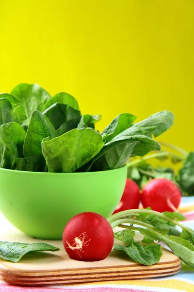 Свіжий шпинат у зеленій мисці — стокове фото
