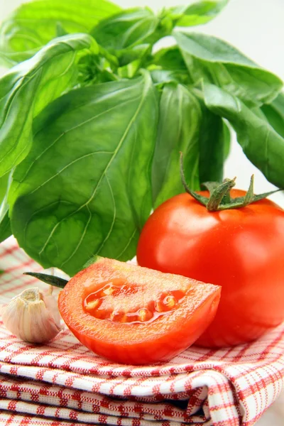 Friske modne tomater med basilikum - Stock-foto
