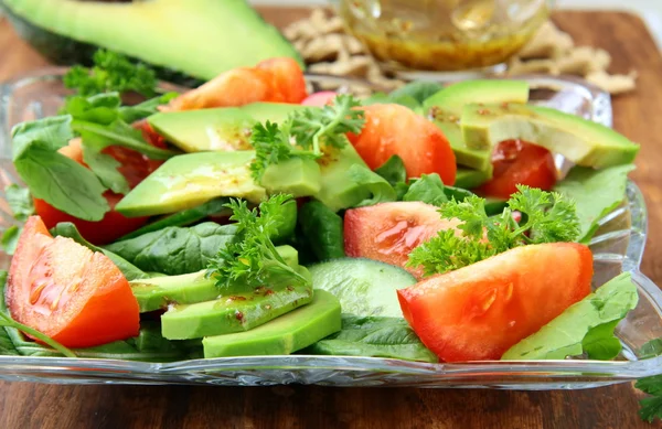 Domatesli salata ve avokado. — Stok fotoğraf
