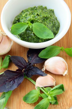 İtalyan pesto soslu ahşap tahta üzerinde