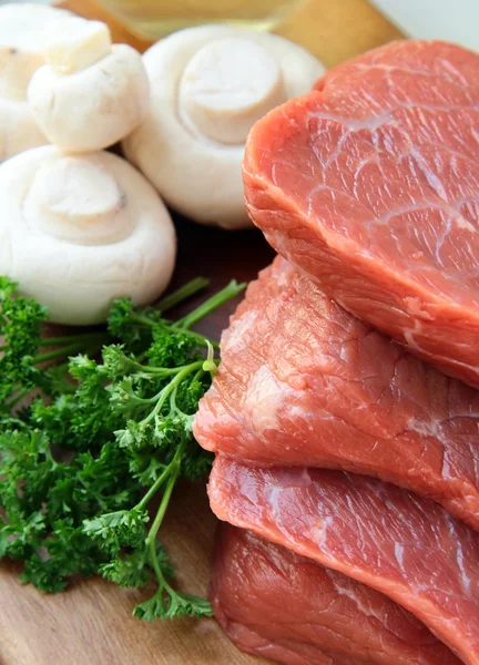 Carne crua fresca com cogumelos e salsa — Fotografia de Stock