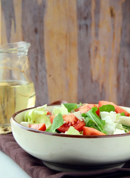 Griekse mediterrane salade met fetakaas — Stockfoto