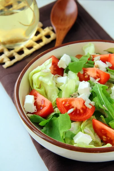 Griechischer mediterraner Salat mit Feta-Käse — Stockfoto