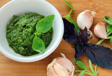 İtalyan pesto soslu ahşap tahta üzerinde