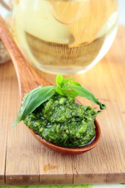 İtalyan pesto soslu ahşap tahta üzerinde