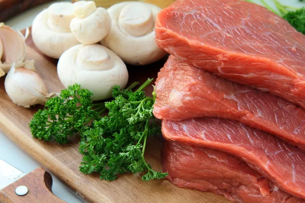 Carne fresca cruda con funghi e prezzemolo — Foto Stock
