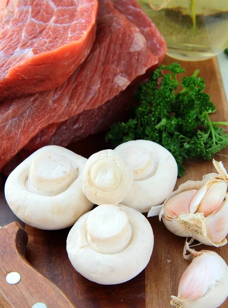 Carne crua fresca com cogumelos e salsa — Fotografia de Stock