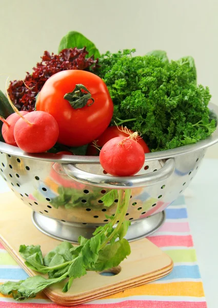 Свіжі овочі, огірок, редька, помідор і салат — стокове фото