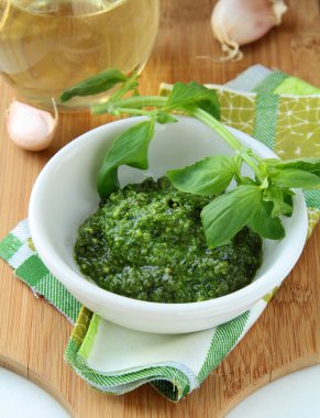 İtalyan pesto soslu ahşap tahta üzerinde