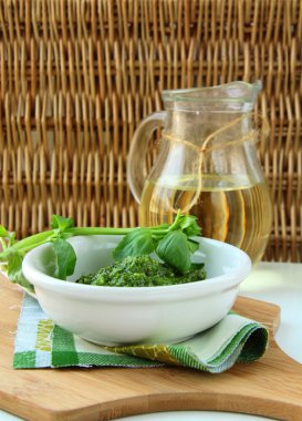 İtalyan pesto soslu ahşap tahta üzerinde