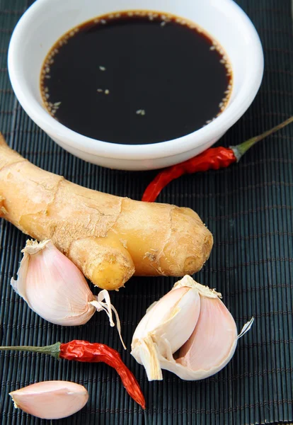 Traditional asian ingredients ginger, garlic, soy sause — Stock Photo, Image