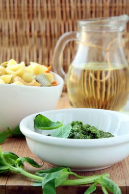 İtalyan pesto soslu ahşap tahta üzerinde