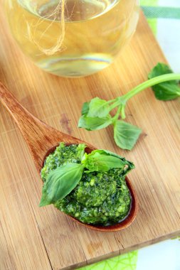 İtalyan pesto soslu ahşap tahta üzerinde