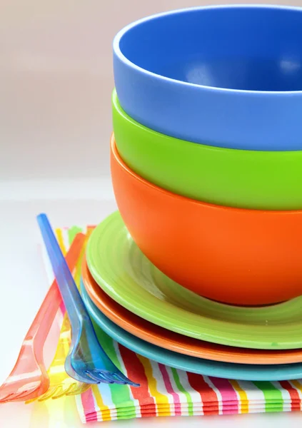 カラフルなプラスチック製の食器とナプキン — ストック写真