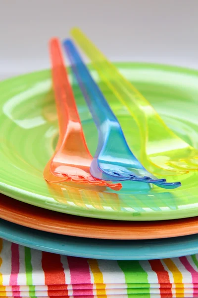 Vajilla y servilletas plásticas coloridas — Foto de Stock