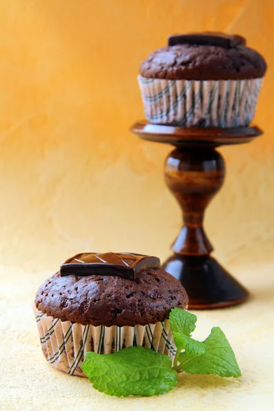 Шоколадный кекс с шоколадным декором — стоковое фото