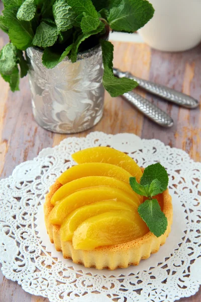 Mini tårta med grädde och persika — Stockfoto