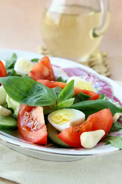 Ensalada con huevos de codorniz y tomate —  Fotos de Stock