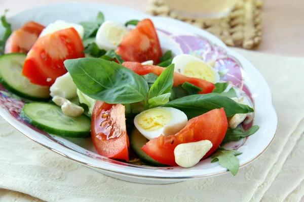 Sałatka z jaj przepiórczych i pomidorów — Zdjęcie stockowe