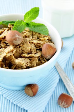 müsli ve fındık sağlıklı bir kahvaltı konsepti