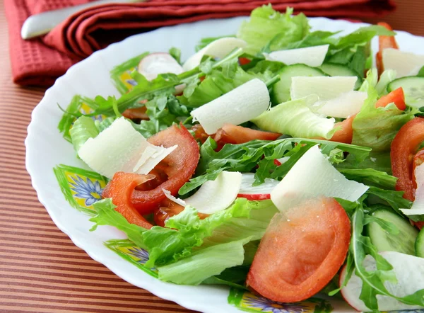 Verse salade met tomaat — Stockfoto