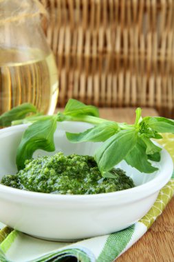 İtalyan pesto soslu ahşap tahta üzerinde