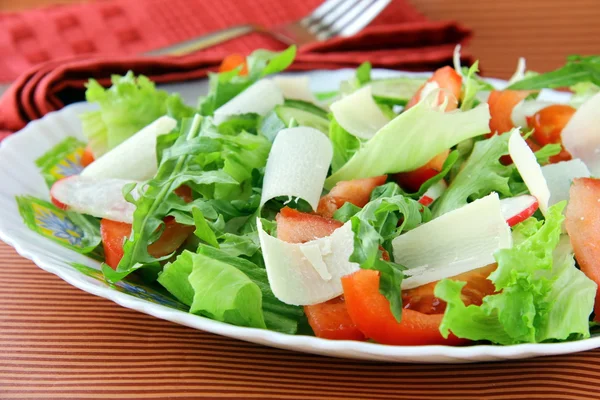 Fresh salad with tomato — Stock Photo, Image