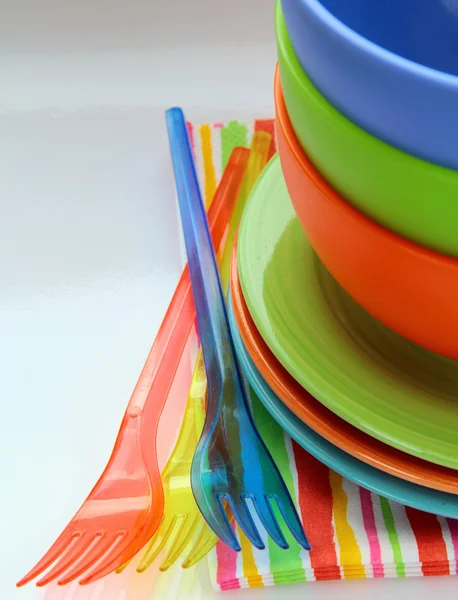 多彩塑料餐具和餐巾 — 图库照片