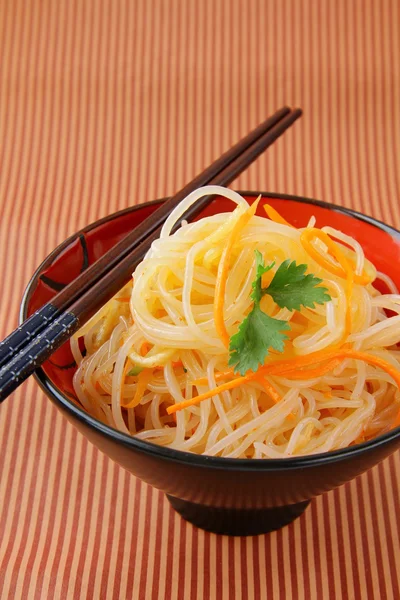 アジア炒めフライ麺と野菜 — ストック写真