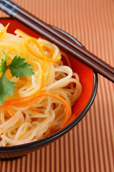 Sauté asiatique avec des légumes et des nouilles — Photo