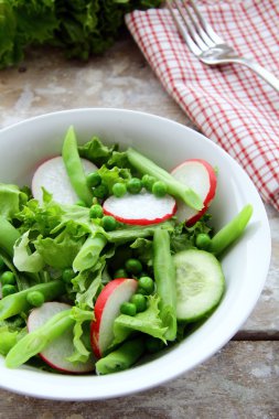 turp, salatalık, yeşil bezelye salatası