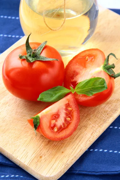 Färska mogna tomater med basilika — Stockfoto