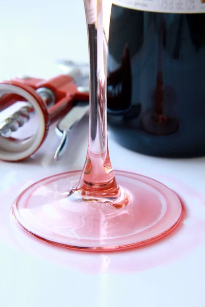 Vörös bor, pohár, dugóhúzó — Stock Fotó