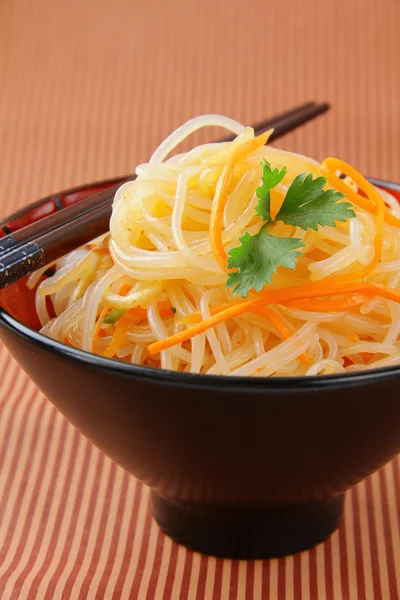 Asia aduk goreng dengan sayuran dan mie — Stok Foto