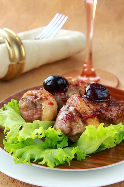 Pato de carne cocida con salsa de bayas y ensalada —  Fotos de Stock