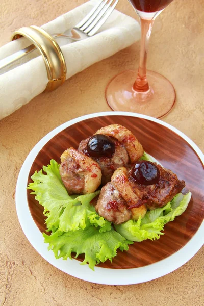 Pato de carne cocida con salsa de bayas y ensalada — Foto de Stock