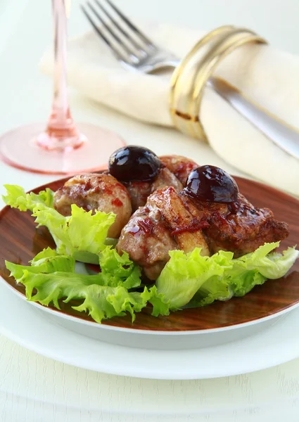 Pato de carne cocida con salsa de bayas y ensalada —  Fotos de Stock