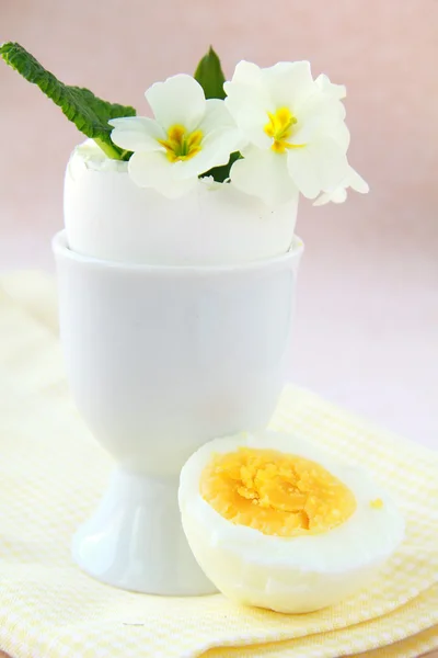 Великодні яйця і квіти — стокове фото