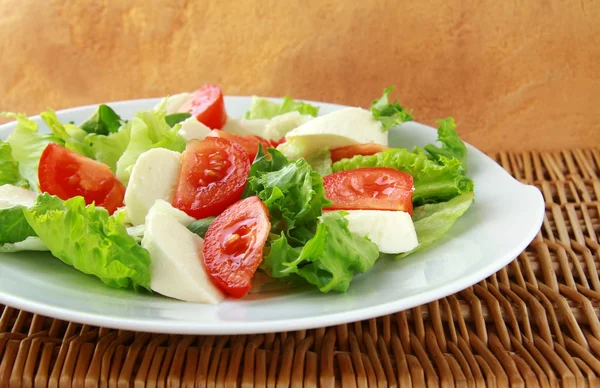 Salade met tomaten en mozzarella — Stockfoto