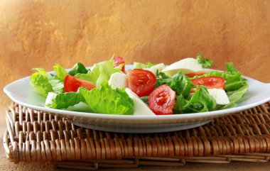 domatesli salata ve mozzarella.