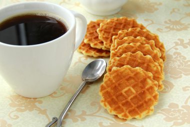 fincan sade kahve ve Belçika waffle