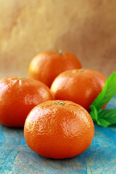 Mandarin oranges with leaves — Stock Photo, Image