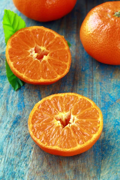 Mandarin oranges with leaves — Stock Photo, Image