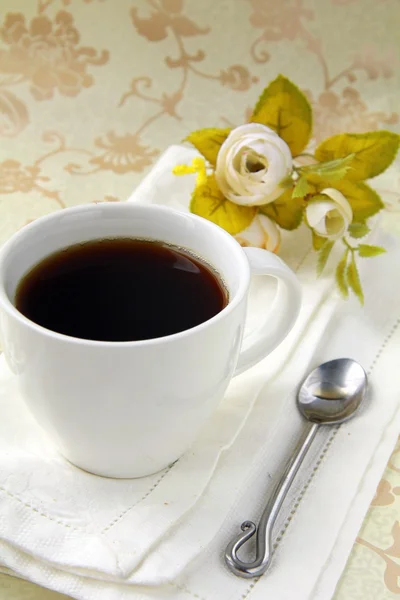 Tasse schwarzen Kaffee und Blumen — Stockfoto