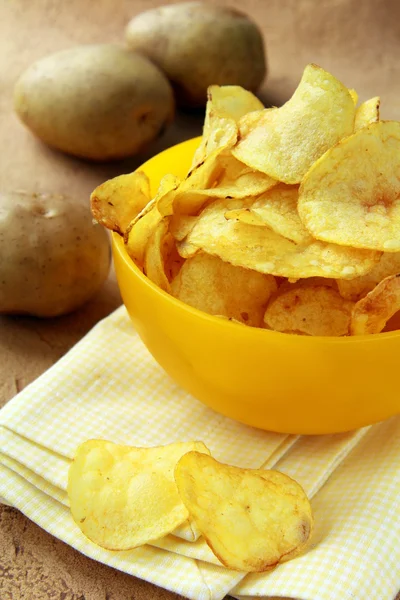 Kartoffelchips in einer gelben Tasse, — Stockfoto